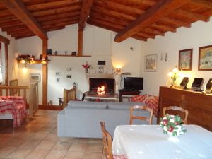 Photo du gite La Grange Neuve, à Montferrier dans l'Ariège, interieur piece a vivre 06