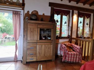 Photo du gite La Grange Neuve, à Montferrier dans l'Ariège, interieur piece a vivre 07