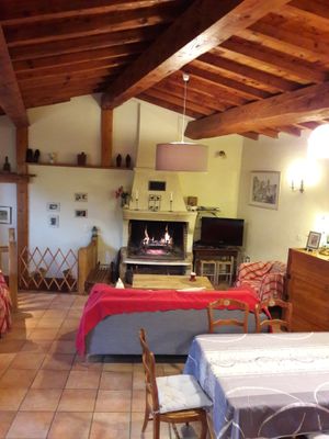 Photo du gite La Grange Neuve, à Montferrier dans l'Ariège, interieur piece a vivre 04