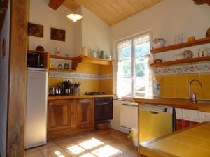 Photo du gite La Grange Neuve, à Montferrier dans l'Ariège, interieur espace cuisine 02